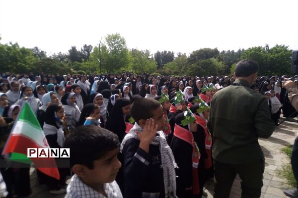 اجرای هماهنگ سرود سلام فرمانده توسط دانش‌آموزان تربت جام