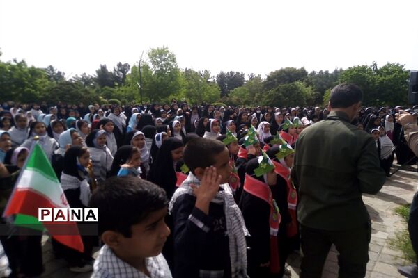 اجرای هماهنگ سرود سلام فرمانده توسط دانش‌آموزان تربت جام