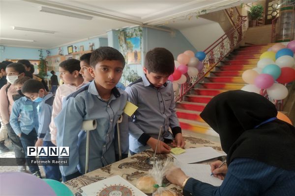 شور و نشاط دانش‌آموزان در حاشیه برگزاری مسابقات قرآن در آباده