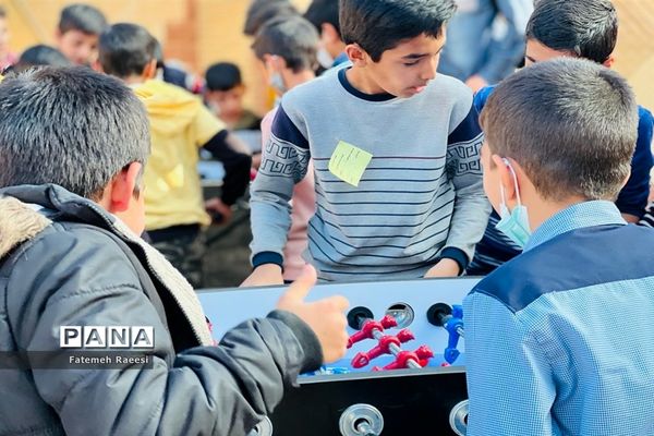 شور و نشاط دانش‌آموزان در حاشیه برگزاری مسابقات قرآن در آباده