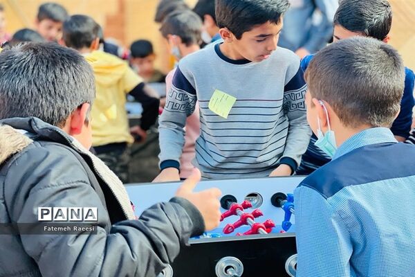 شور و نشاط دانش‌آموزان در حاشیه برگزاری مسابقات قرآن در آباده