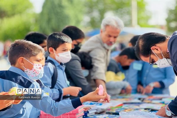 شور و نشاط دانش‌آموزان در حاشیه برگزاری مسابقات قرآن در آباده