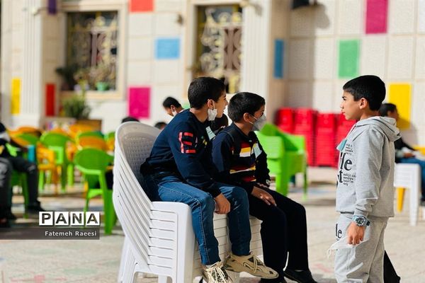 شور و نشاط دانش‌آموزان در حاشیه برگزاری مسابقات قرآن در آباده