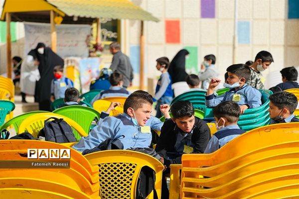 شور و نشاط دانش‌آموزان در حاشیه برگزاری مسابقات قرآن در آباده