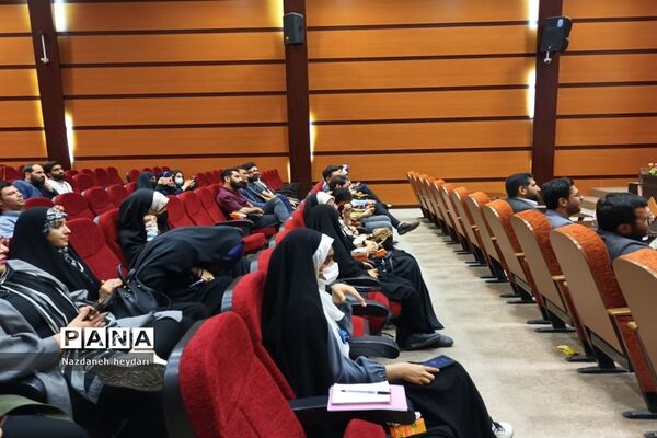 نشست صمیمانه هنرمندان بهارستان با رئیس حوزه هنری استان تهران