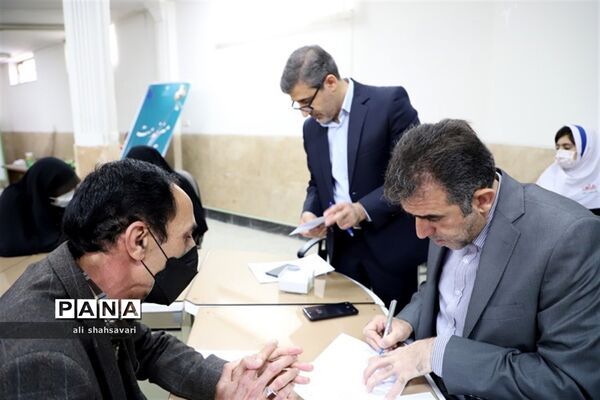 رسیدگی به مشکلات و مسائل مردم در میز خدمت آموزش و پرورش کرمانشاه