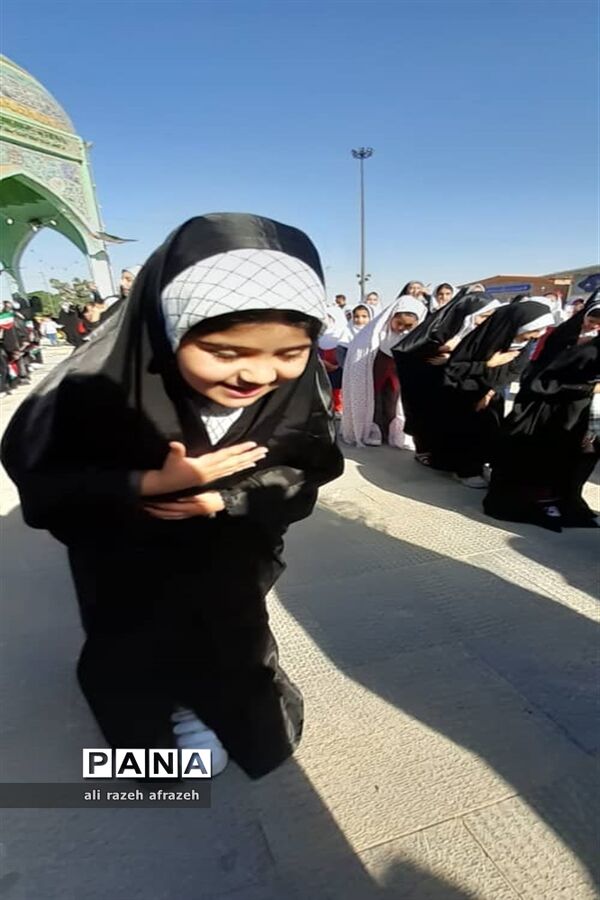 اجرای  سرود «سلام فرمانده » توسط دانش‌آموزان اندیمشکی