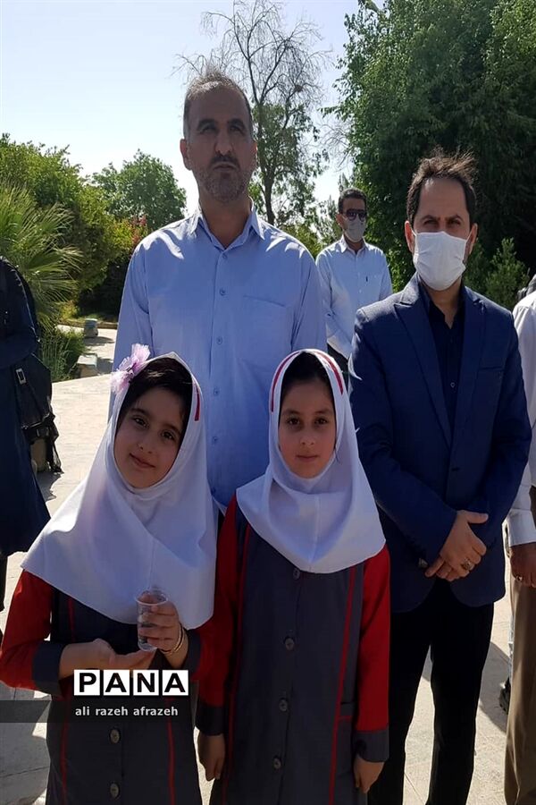 اجرای  سرود «سلام فرمانده » توسط دانش‌آموزان اندیمشکی