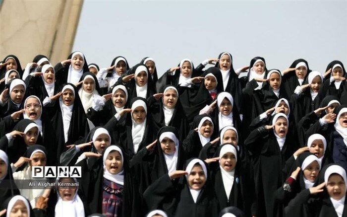 اجرای سرود سلام فرمانده توسط دانش‌آموزان متوسطه اول و دم شهرستان ساوجبلاغ