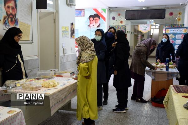 نمایشگاه فرهنگی هنری و جشنواره غذا در دبیرستان شهید آوینی منطقه5
