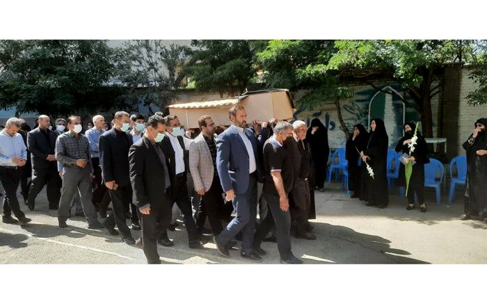 معلم فداکار، مشعل انسانیت و مهربانی را برافروخت تا روشنی بخش مسیر همگان باشد