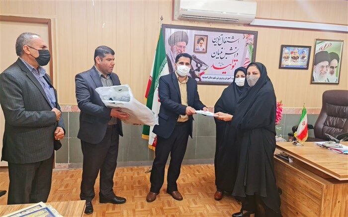 تقدیر از رابط خبرگزاری پانا توسط مدیر آموزش و پرورش شهرستان امیدیه