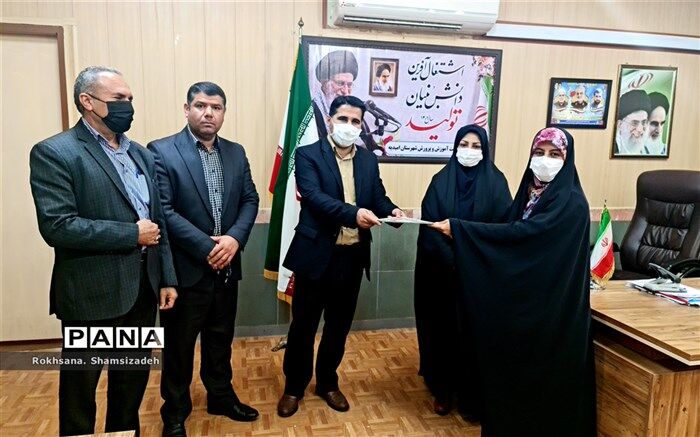 تجلیل از مدیر دارالقرآن امام علی( ع) توسط مدیر آموزش و پرورش امیدیه