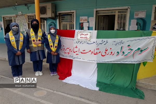 اجرای سرود «سلام فرمانده» در دبیرستان تشکیلاتی پاینده ناحیه یک اهواز