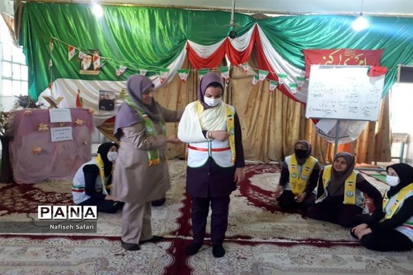 کارگاه آموزش مهارت‌های پیشتازان در مدرسه حضرت معصومه(س) جعفرآباد