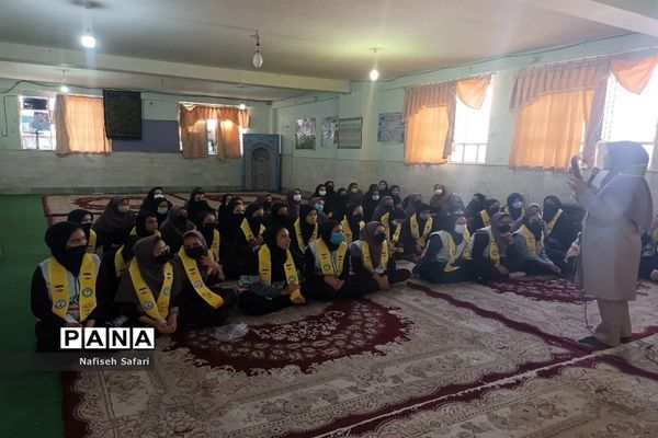 کارگاه آموزش مهارت‌های پیشتازان در مدرسه حضرت معصومه(س) جعفرآباد