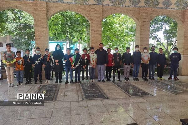 حضور و غبارروبی مزار شهدا در سوم خرداد، توسط دانش‌آموزان رودهن