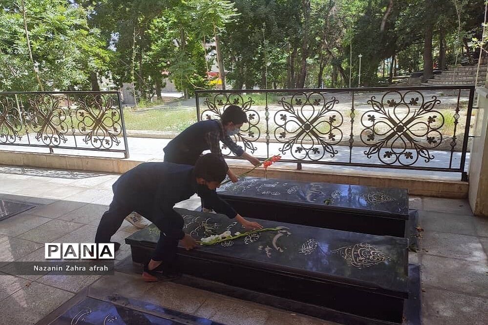 حضور و غبارروبی مزار شهدا در سوم خرداد، توسط دانش‌آموزان رودهن