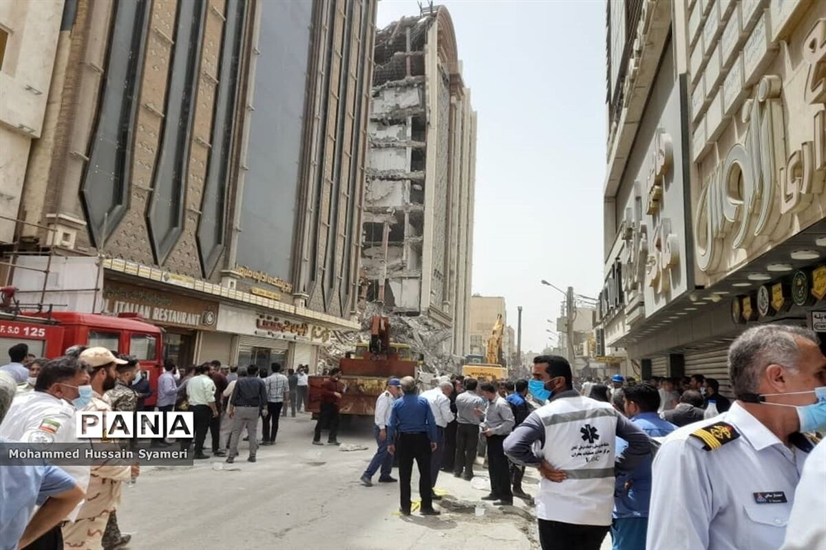 نجات یکی از محبوس‌شدگان از زیرآوار متروپل
