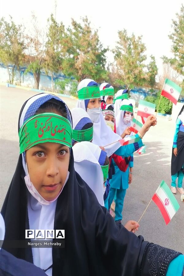 اجرای سرود سلام فرمانده توسط سربازان کوچک شهر سورمق