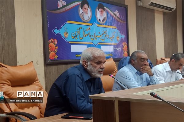 شب شعر مقاومت در اداره آموزش و پرورش شهرستان امیدیه