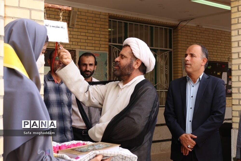 نواختن زنگ مقاومت و ایثار به‌مناسبت سالروز فتح خرمشهر در دبیرستان قاضی شهر گله‌دار