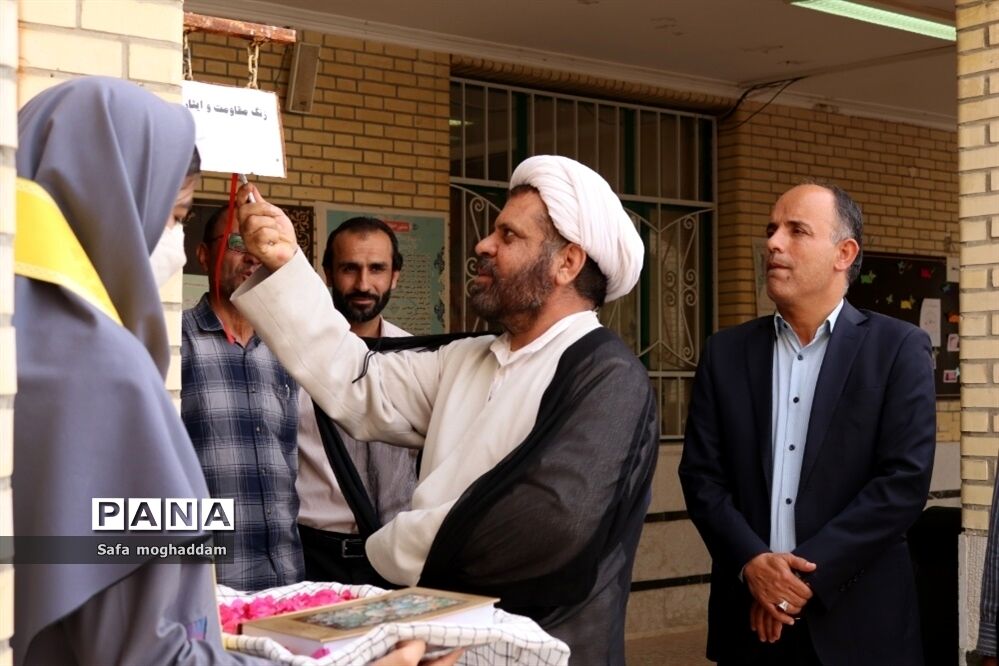 نواختن زنگ مقاومت و ایثار به‌مناسبت سالروز فتح خرمشهر در دبیرستان قاضی شهر گله‌دار