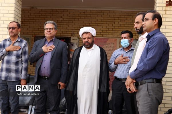 نواختن زنگ مقاومت و ایثار به‌مناسبت سالروز فتح خرمشهر در دبیرستان قاضی شهر گله‌دار