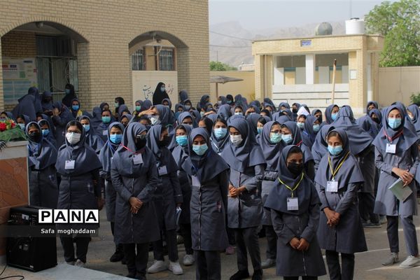 نواختن زنگ مقاومت و ایثار به‌مناسبت سالروز فتح خرمشهر در دبیرستان قاضی شهر گله‌دار