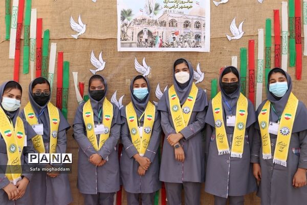 نواختن زنگ مقاومت و ایثار به‌مناسبت سالروز فتح خرمشهر در دبیرستان قاضی شهر گله‌دار