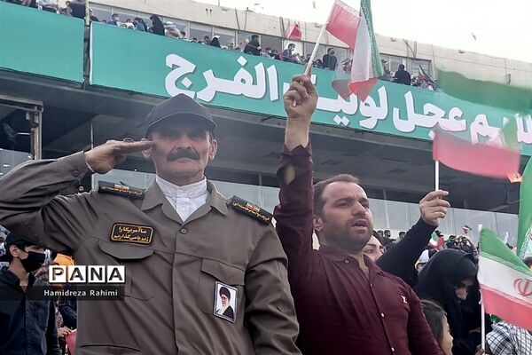 تجلی اقتدار با اجرای سرود سلام فرمانده  توسط سربازان دهه نودی