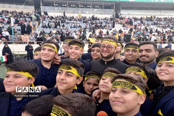 تجلی اقتدار با اجرای سرود سلام فرمانده  توسط سربازان دهه نودی
