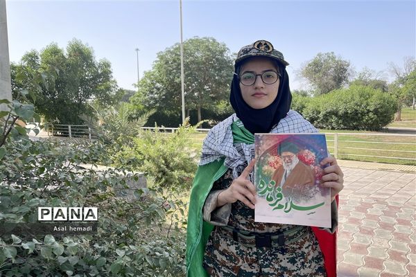 اجرای سرود سلام فرمانده در راهپیمایی خانوادگی پیشتازان دبیرستان وحدت ناحیه یک اهواز