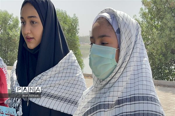 اجرای سرود سلام فرمانده در راهپیمایی خانوادگی پیشتازان دبیرستان وحدت ناحیه یک اهواز