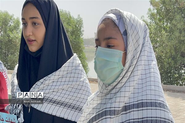 اجرای سرود سلام فرمانده در راهپیمایی خانوادگی پیشتازان دبیرستان وحدت ناحیه یک اهواز