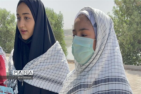 اجرای سرود سلام فرمانده در راهپیمایی خانوادگی پیشتازان دبیرستان وحدت ناحیه یک اهواز