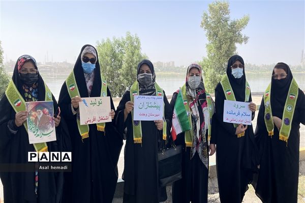 اجرای سرود سلام فرمانده در راهپیمایی خانوادگی پیشتازان دبیرستان وحدت ناحیه یک اهواز