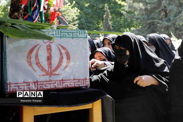 آیین تشییع دو شهید گمنام دانش‌آموز در اردوگاه شهید باهنر تهران