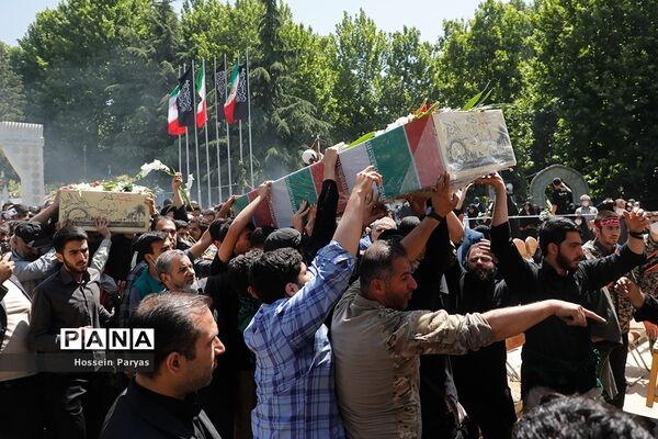 آیین تشییع دو شهید گمنام دانش‌آموز در اردوگاه شهید باهنر تهران