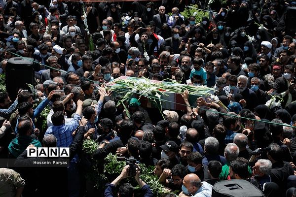 آیین تشییع دو شهید گمنام دانش‌آموز در اردوگاه شهید باهنر تهران