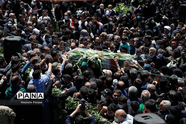 آیین تشییع دو شهید گمنام دانش‌آموز در اردوگاه شهید باهنر تهران