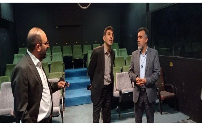بازدید مدیرکل هنرهای نمایشی از روند آماده‌سازی سالن‌های جشنواره کودک