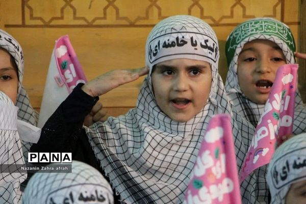 برگزاری سرود سلام فرمانده همزمان با برپایی نماز جمعه رودهن