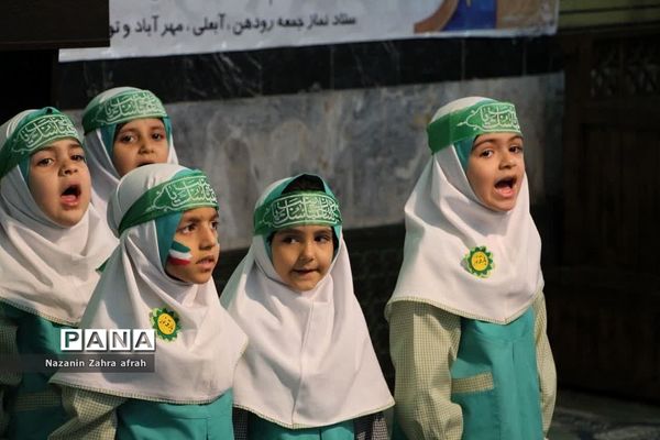 برگزاری سرود سلام فرمانده همزمان با برپایی نماز جمعه رودهن