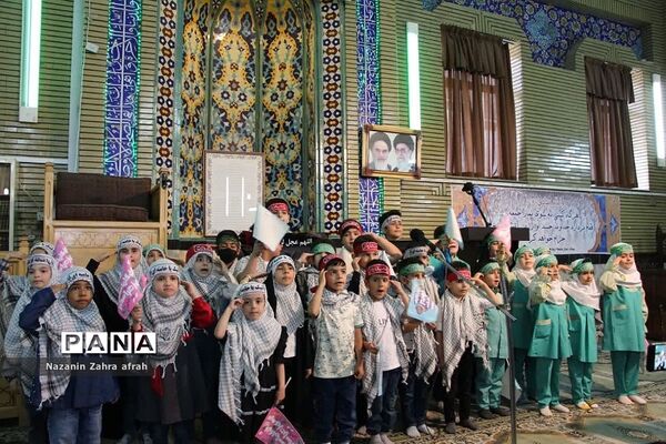 برگزاری سرود سلام فرمانده همزمان با برپایی نماز جمعه رودهن