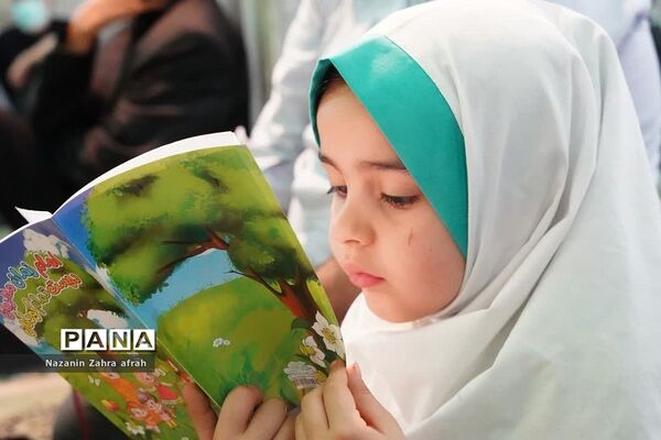 برگزاری سرود سلام فرمانده همزمان با برپایی نماز جمعه رودهن