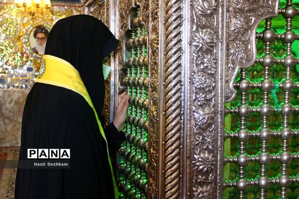 مراسم غبارروبی حرم مطهر حضرت شاهچراغ (ع) توسط دانش‌آموزان پیشتاز سازمان دانش‌آموزی
