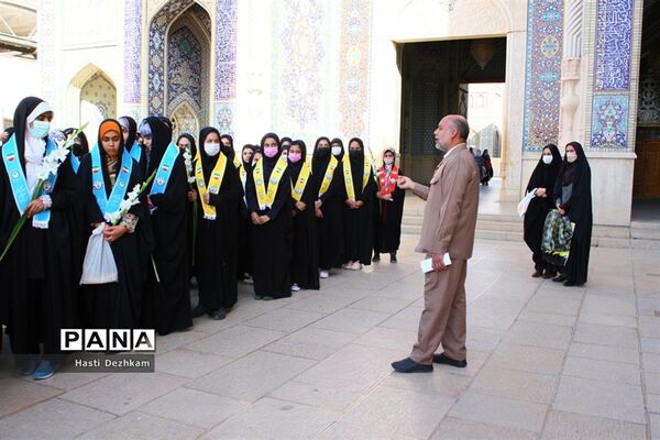 مراسم غبارروبی حرم مطهر حضرت شاهچراغ (ع) توسط دانش‌آموزان پیشتاز سازمان دانش‌آموزی
