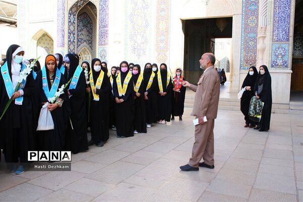 مراسم غبارروبی حرم مطهر حضرت شاهچراغ (ع) توسط دانش‌آموزان پیشتاز سازمان دانش‌آموزی