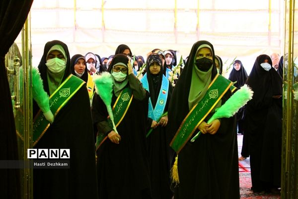 مراسم غبارروبی حرم مطهر حضرت شاهچراغ (ع) توسط دانش‌آموزان پیشتاز سازمان دانش‌آموزی